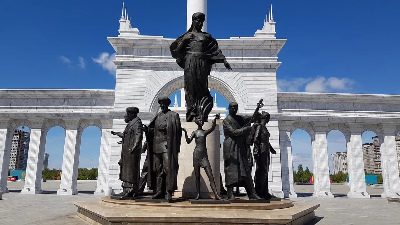 Monumento «Қазақ елі»