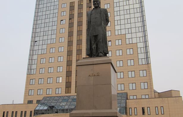 Monumento a Abai Kunanbayev