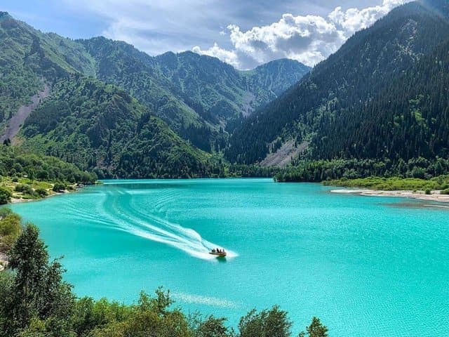 Lago Issyk (Esik) travel scenery in Kazakhstan
