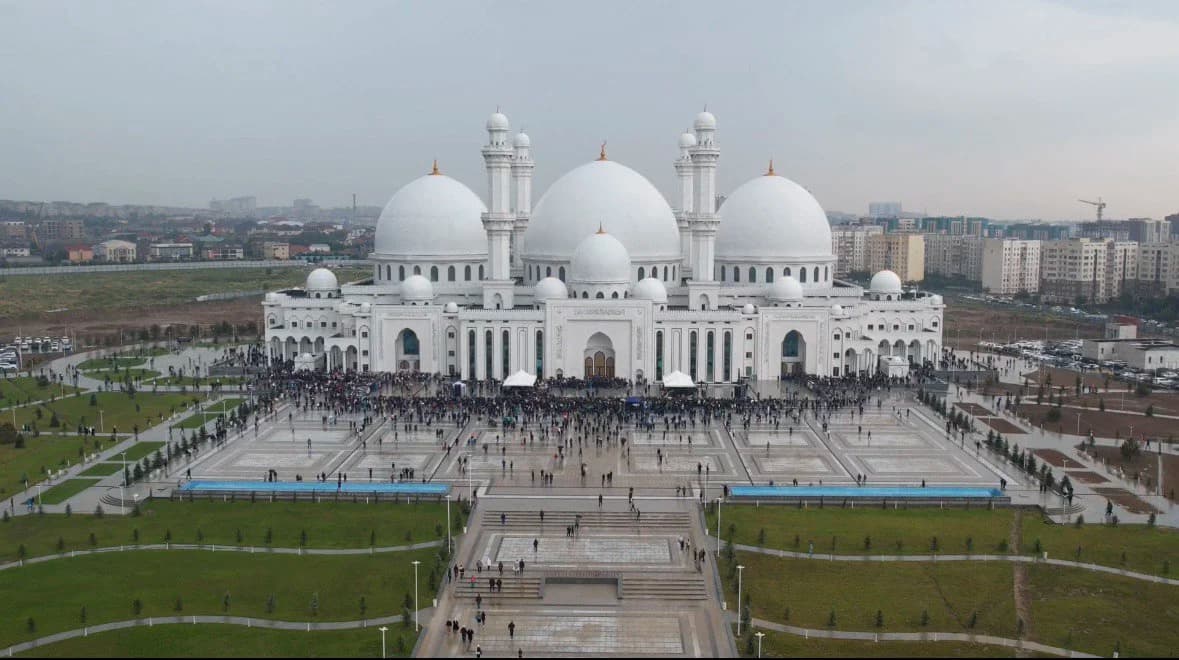 Grande mesquita em homenagem a Seytzhan kari Eszhanuly