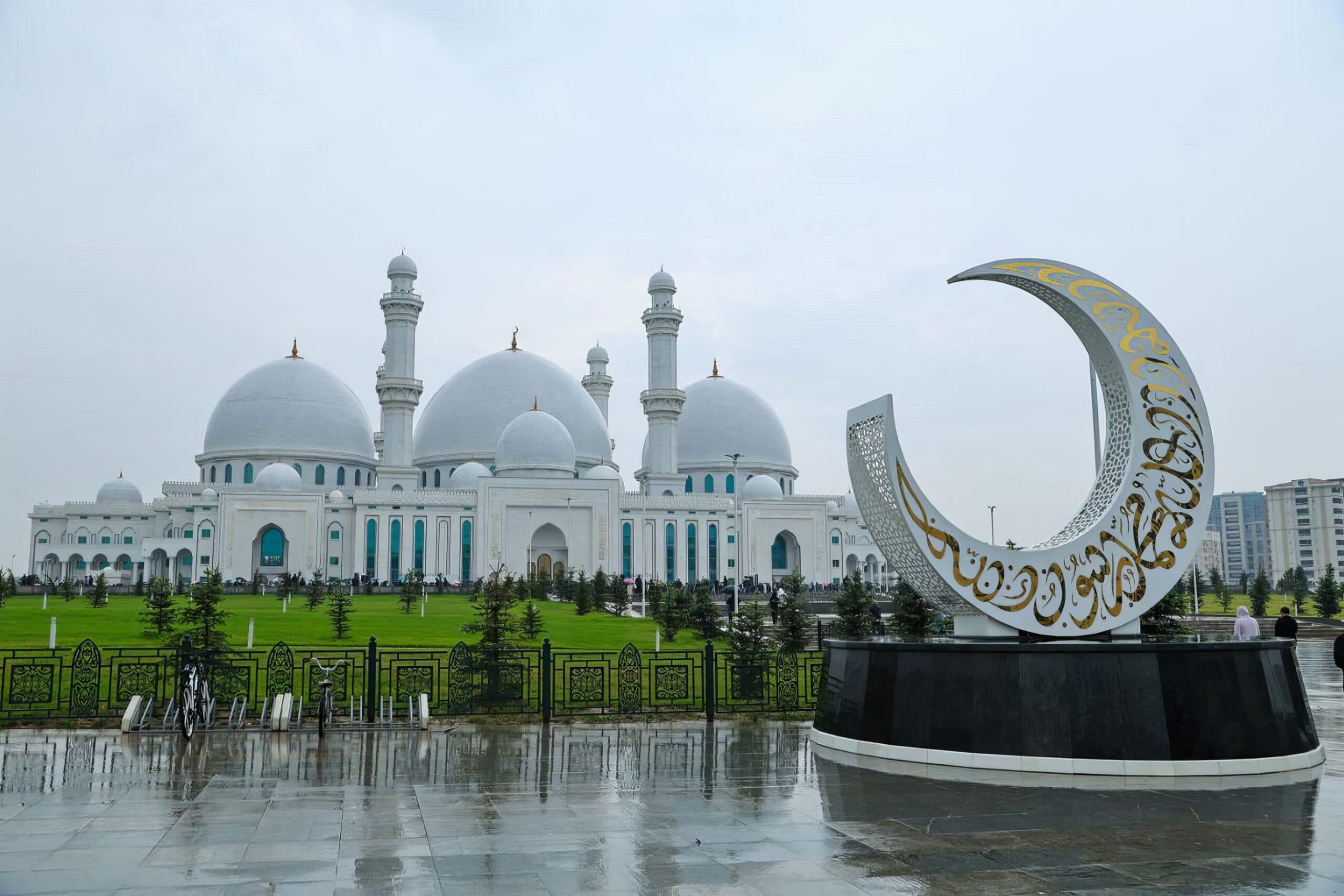 Grande mesquita em homenagem a Seytzhan kari Eszhanuly
