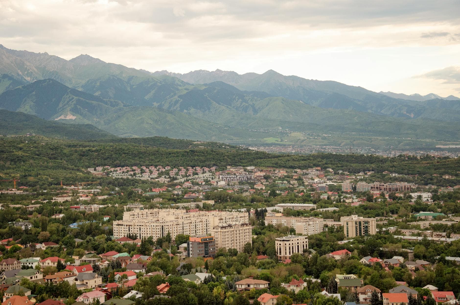 Где остановиться в Алматы: лучшие районы и отели
### Novotel Almaty City Center
**Novotel** славится хорошим соотношением цены и качества без ущерба для комфорта, и филиал в Алматы полностью соответствует этому описанию. Номера современные, светлые и практичные. Здесь также есть небольшой тренажерный зал, приличный ресторан и все базовые удобства для комфортного пребывания. Особенно привлекательно центральное расположение: выйдя на улицу, вы окажетесь в считанных минутах от главных улиц Алматы, кафе, музеев и зеленых зон. Это отличный выбор, если вы ищете удобство и комфорт по разумной цене.
- **Район:** Центр города / Downtown
- **Ближайшие достопримечательности:** Площадь Республики, Арсанские бани, Оперный театр имени Абая
…
- **Район:** Центр города / Проспект Абая
- **Ближайшие достопримечательности:** Зеленый базар, Парк Панфилова, Площадь Республики
…
- **Район:** Центр города
- **Ближайшие достопримечательности:** Алматинская телебашня, Кок-Тобе, Центральный государственный музей
### Ozen Palace Hotel
Самый простой вариант из списка, **Ozen Palace** предлагает чистое размещение без излишеств. Идеально подходит для тех, кто хочет исследовать город, а не проводить время в отеле. Рекомендуется, так как отзывы составляют 8.4 на основе более 1300 мнений.
- **Район:** Центр города
- **Ближайшие достопримечательности:** Парк Панфилова, Вознесенский собор (Зенковский собор), Зеленый базар
…
### Городской центр / Проспект Достык — классический, удобный для пеших прогулок и полный жизни
Сердце Алматы тянется вдоль **проспекта Достык**, окруженного элегантными зданиями, уютными кафе и тенистыми парками. Это лучший район для проживания, если вы впервые в Алматы и хотите быть поблизости от всего: от Вознесенского собора и Парка Панфилова до оживленного Зеленого базара и Площади Республики. **Это район, где я останавливалась с мамой, и, честно говоря, я считаю его лучшим выбором для новичков.**
Золотой квадрат
Лучший район для проживания в центре Алматы
Это популярное неофициальное название исторического центра Алматы, ограниченного примерно улицами Зенкова, Гоголя, Сатпаева и Жолтоксан. На карте это может не выглядеть как географический центр города, поскольку Алматы в основном расширялся на запад в последние десятилетия.
…
Золотой квадрат
Ограничен улицами Зенкова, Гоголя, Сатпаева и Жолтоксан
Самал и окрестности улицы Достык
Для более современного проживания
Расположен чуть южнее (в гору) от Золотого квадрата, этот район гораздо новее. Большинство застройки здесь началось после 1990-х годов, в период независимого Казахстана. Исторически это был более дорогой район с просторными квартирами, люксовыми отелями, элитными ресторанами и магазинами. Со временем, когда сюда переместилось много бизнес-центров, он стал своего рода центром Алматы.
…
Восточная часть города
К западу от Золотого квадрата
Бюджетный вариант для семей
Этот район в основном жилой «спальный район» — место, где живут многие местные жители, но не большинство туристов. Здесь есть все необходимое для долгосрочного проживания в Алматы: супермаркеты, школы, клиники, салоны красоты и торговые центры. Цены на аренду в Алматы здесь обычно ниже, чем в центральных районах.
…
Ваш выбор района зависит от маршрута, продолжительности поездки и интересов:
- Для короткого пребывания в Алматы выбирайте Золотой квадрат и прилегающие улицы.
- Для любителей гор: смотрите южнее центра, вокруг улиц Достык или Науои, выше проспекта Аль-Фараби.
- Если вы арендуете машину и планируете исследовать природу вокруг Алматы, проверьте восточную часть города или район Талгар.
В Алматы лучший район для проживания — «Золотой квартал» (особенно рядом с Оперным театром).
