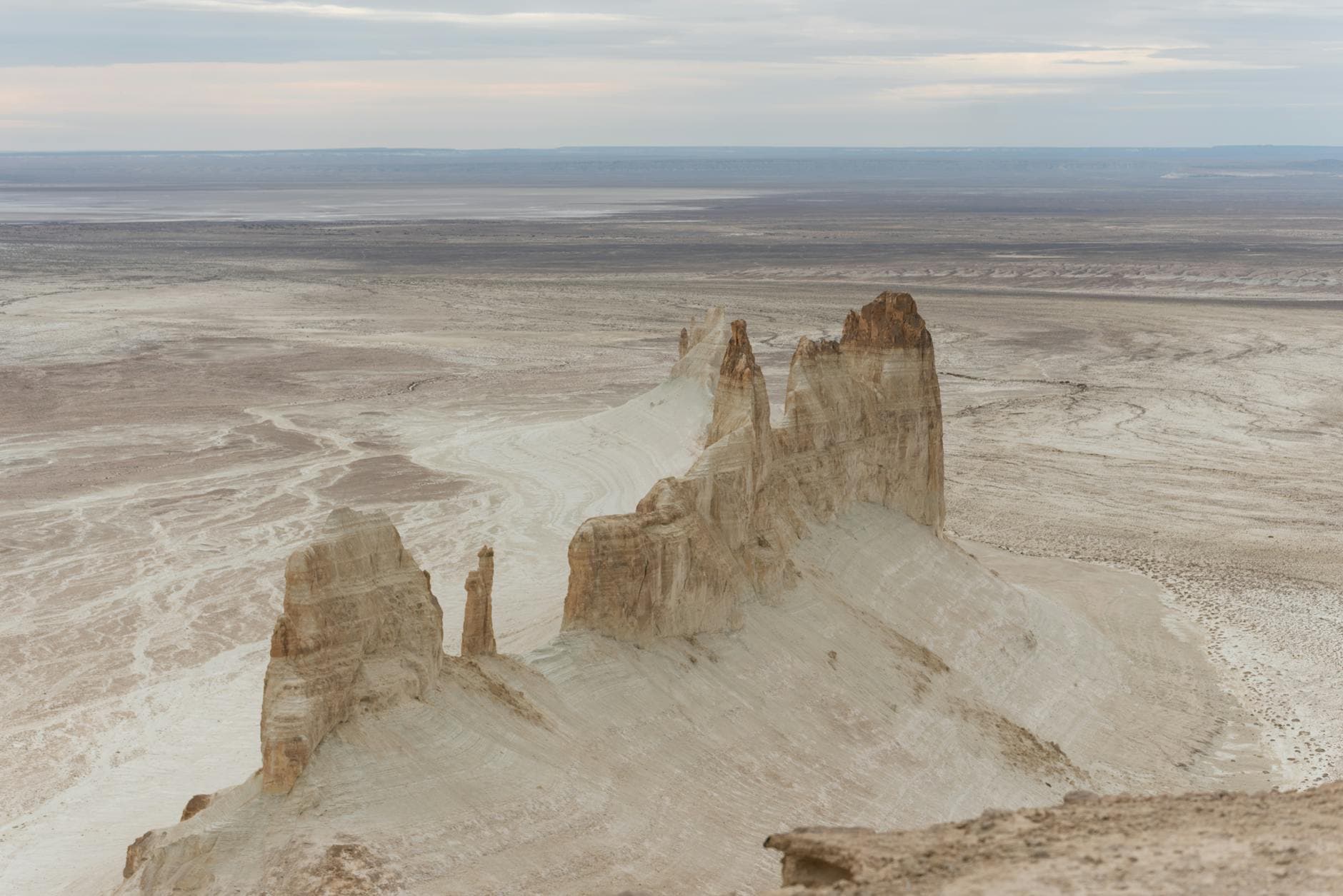 Boszhira Valley Travel Guide: White Cliffs & Iconic Desert Landscapes