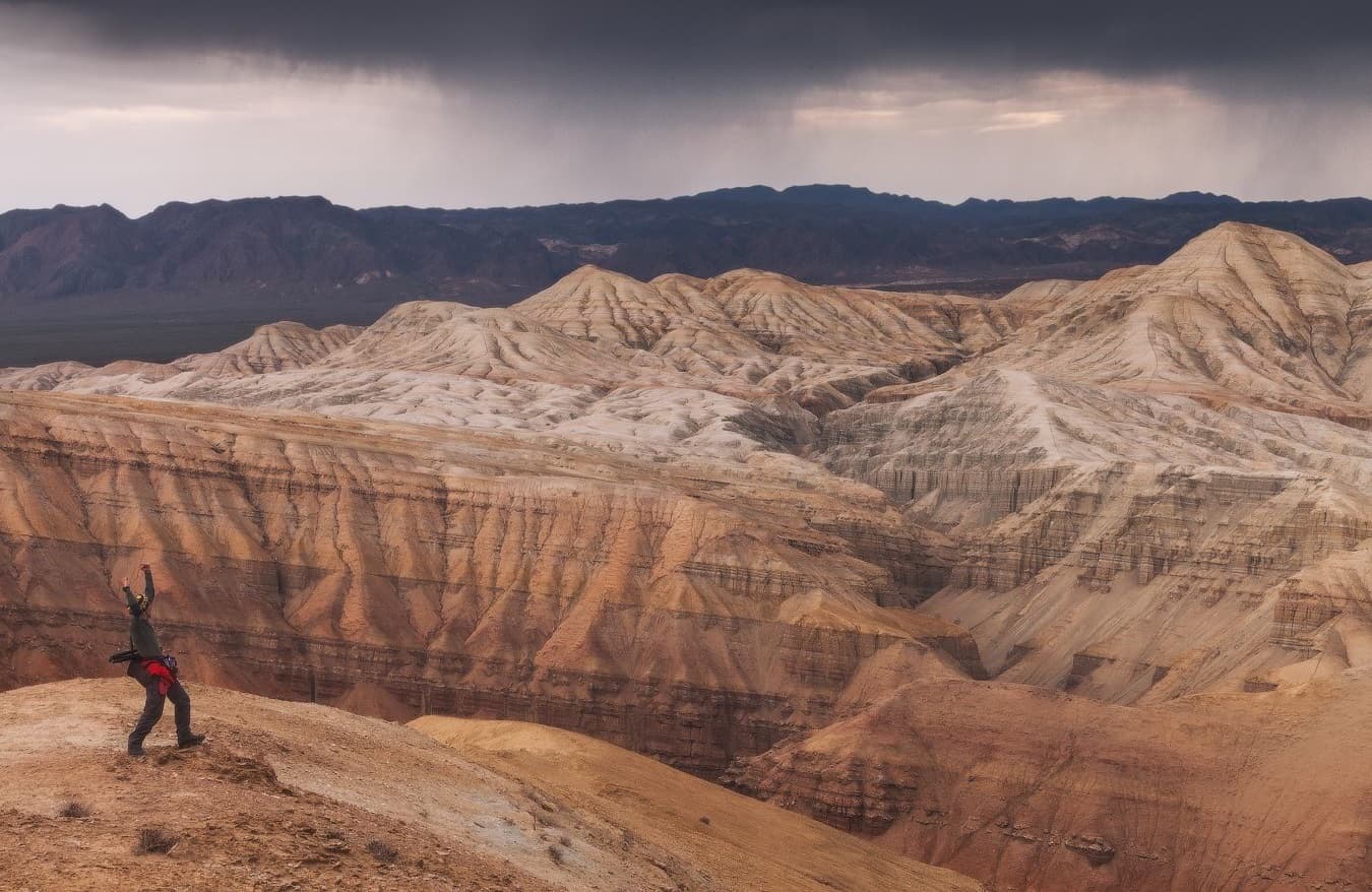 Hike Through the Colorful Aktau Mountains at 阿尔廷-埃梅尔国家公园, Kazakhstan